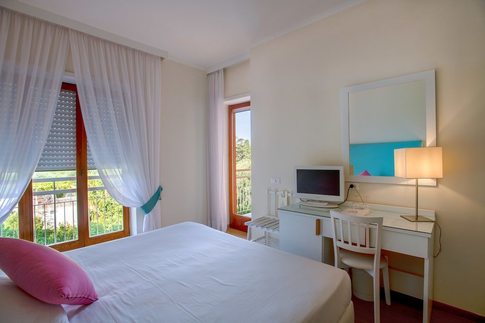 Hotel Regina Sorrento Double or Twin Room, Pool View 8