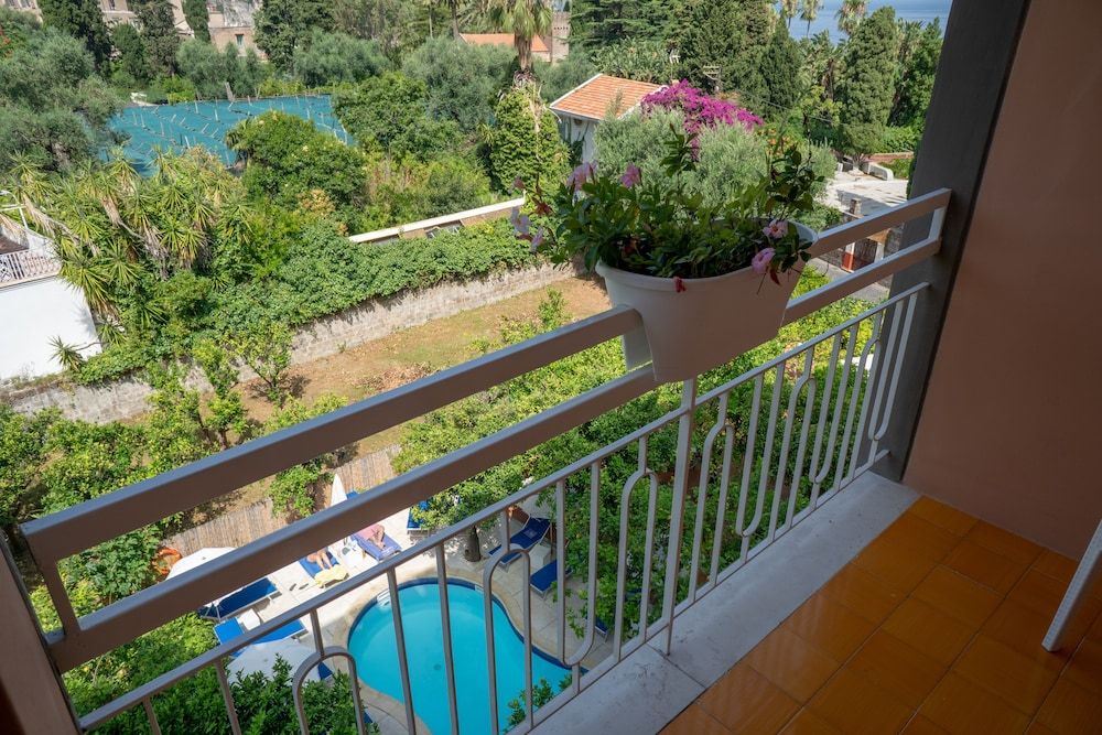 Hotel Regina Sorrento Double or Twin Room, Pool View 10
