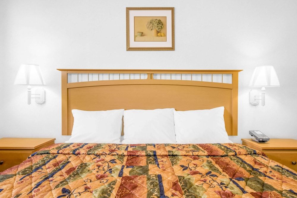 Knights Inn Pine Grove Single Room, 1 King Bed, Non Smoking 2