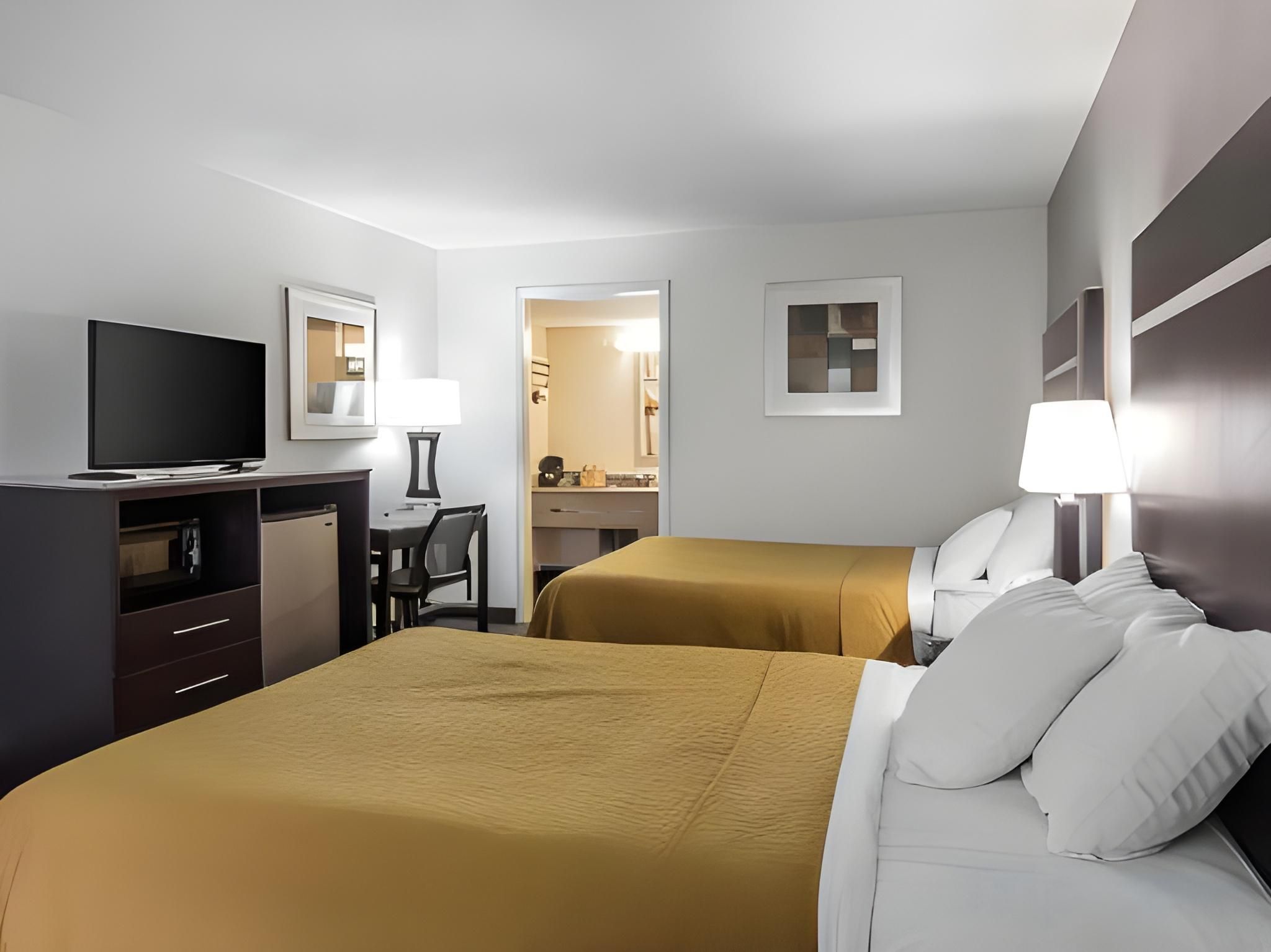 Quality Inn & Suites Conference Center 2 Double Beds, Smoking 3