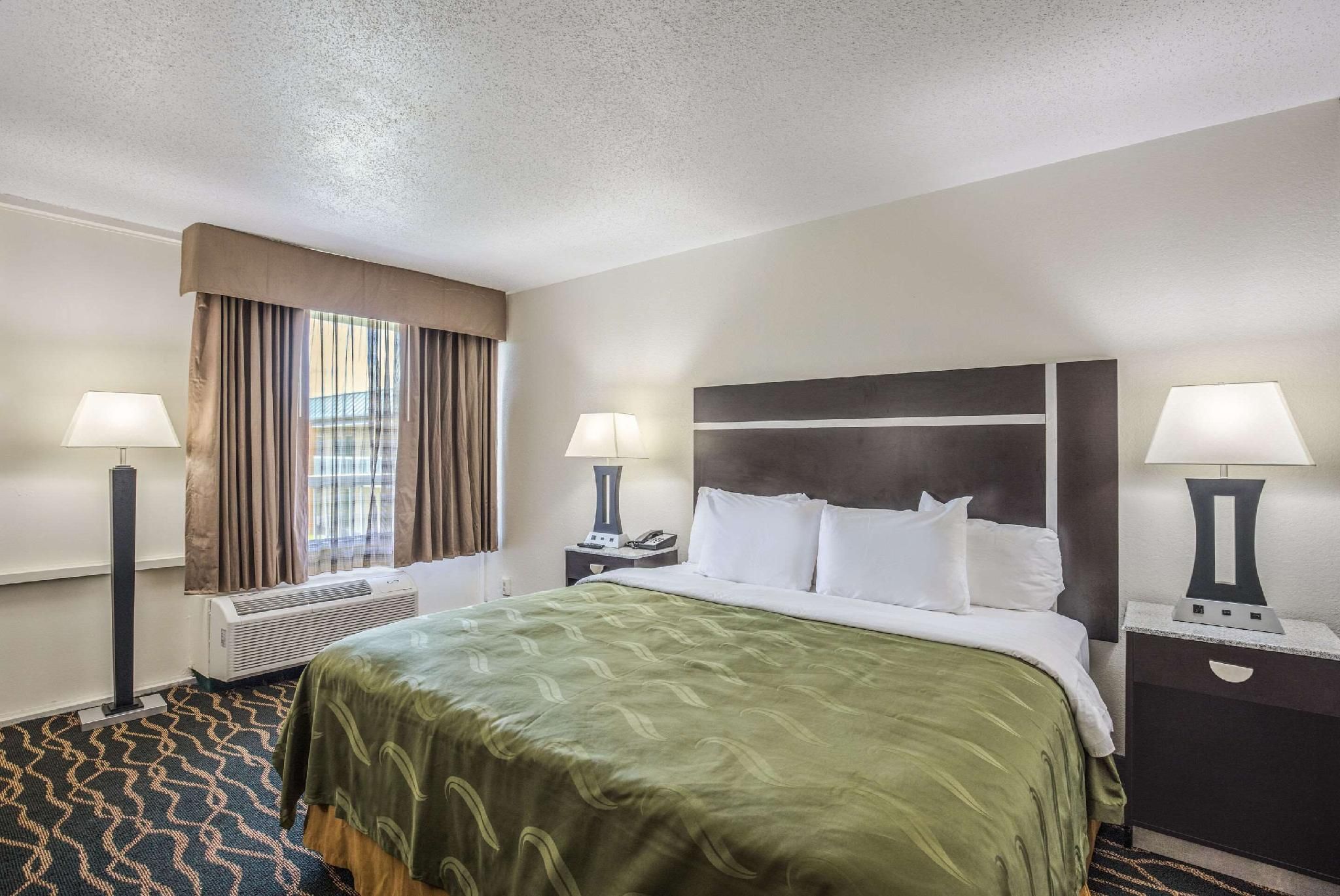 1 King Bed, Nonsmoking