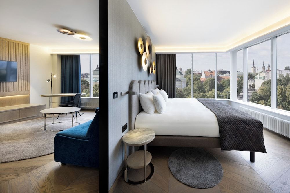 Suite, 1 King Bed, City View, Corner