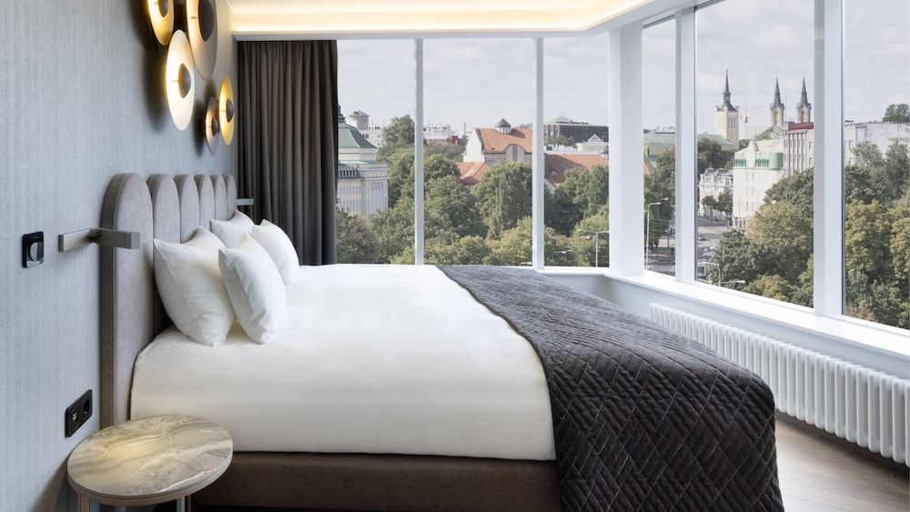 Suite, 1 King Bed, City View, Corner