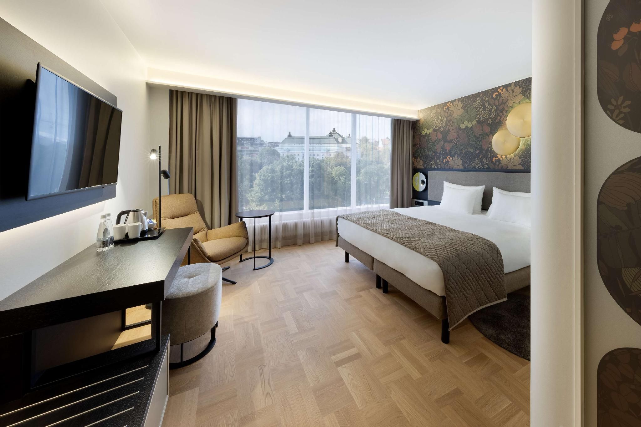 1 King Bed, Nonsmoking, Superior Room, Higher Floor, Air Conditioning, Street View