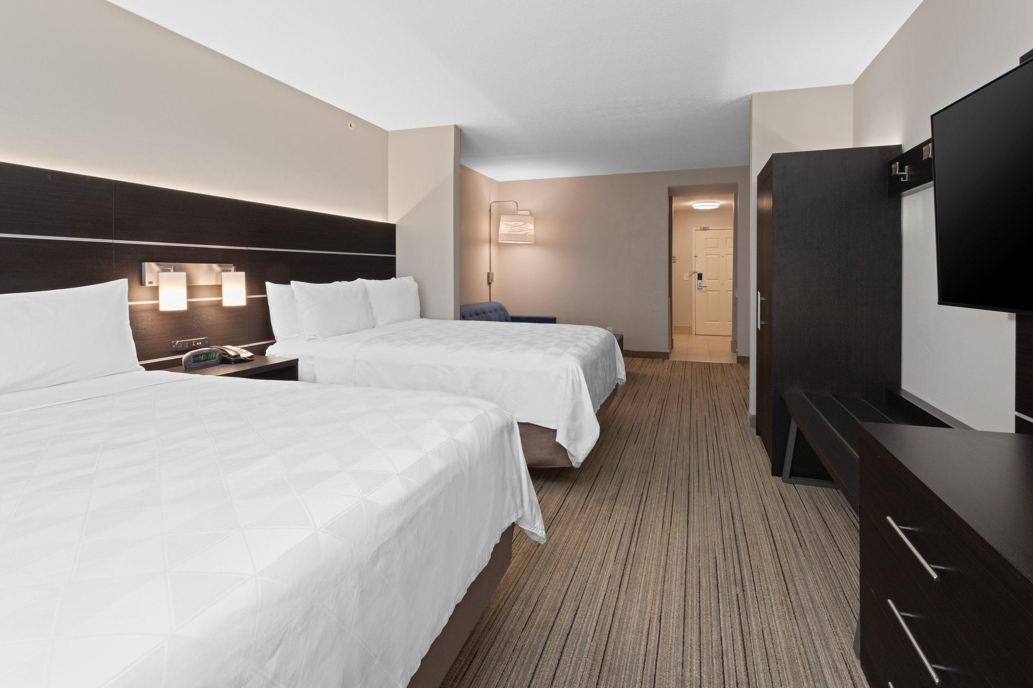 1 Queen Suite Mobility Accessible Tub
