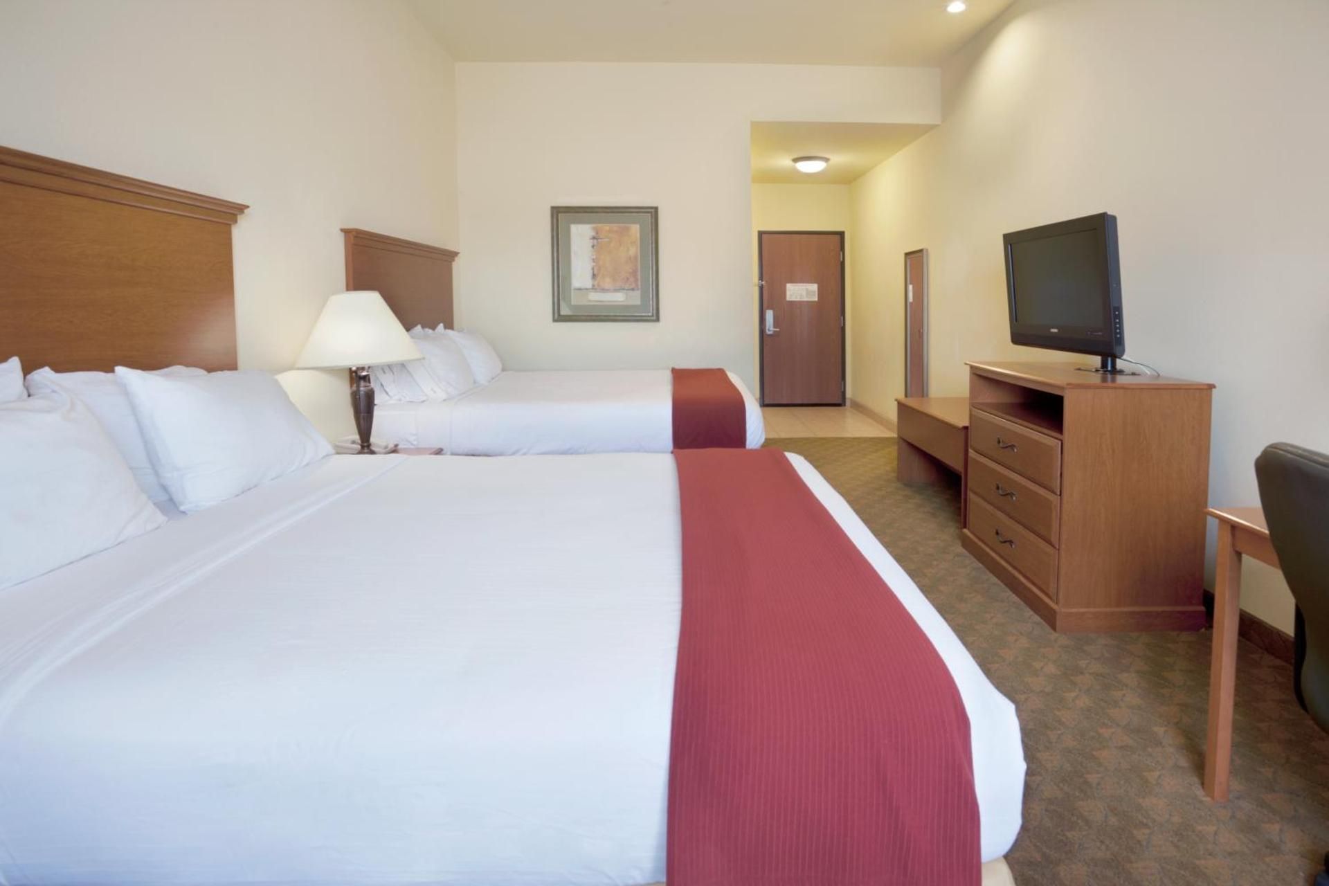 Standard Queen Room with Two Queen Beds and Roll-in Shower - Mobility Access