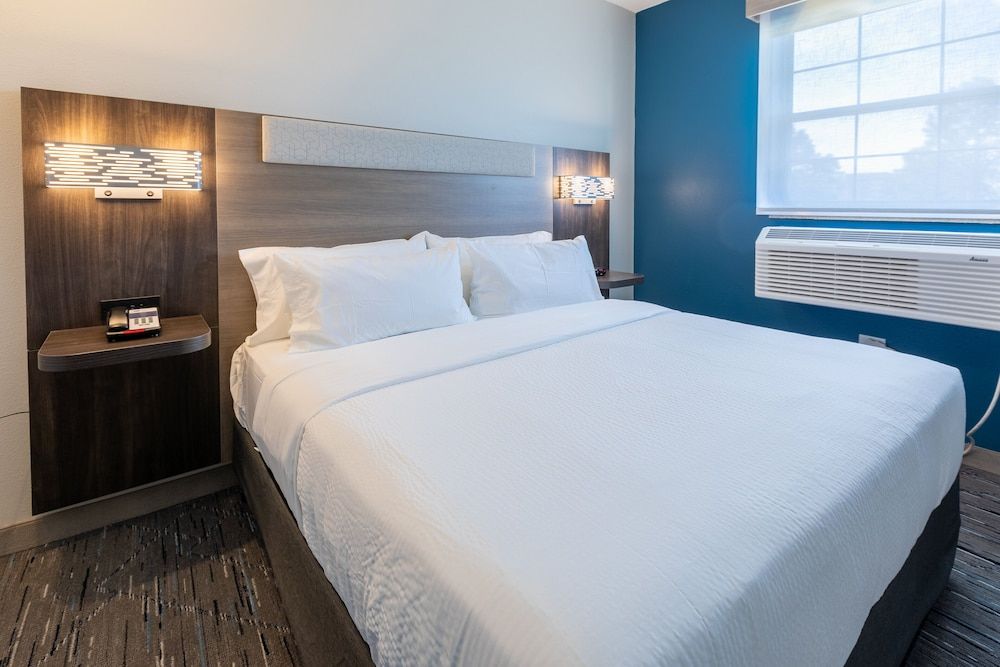 Holiday Inn Express & Suites Englewood Denver South by IHG