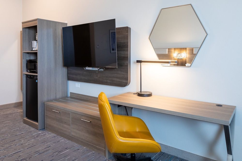 Holiday Inn Express & Suites Englewood Denver South by IHG Standard Room, 2 Queen Beds 7