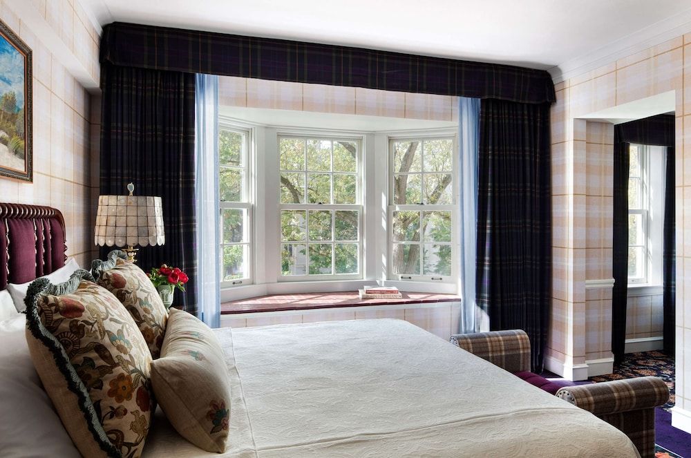 Room, 1 King Bed (Roll-In Shower)