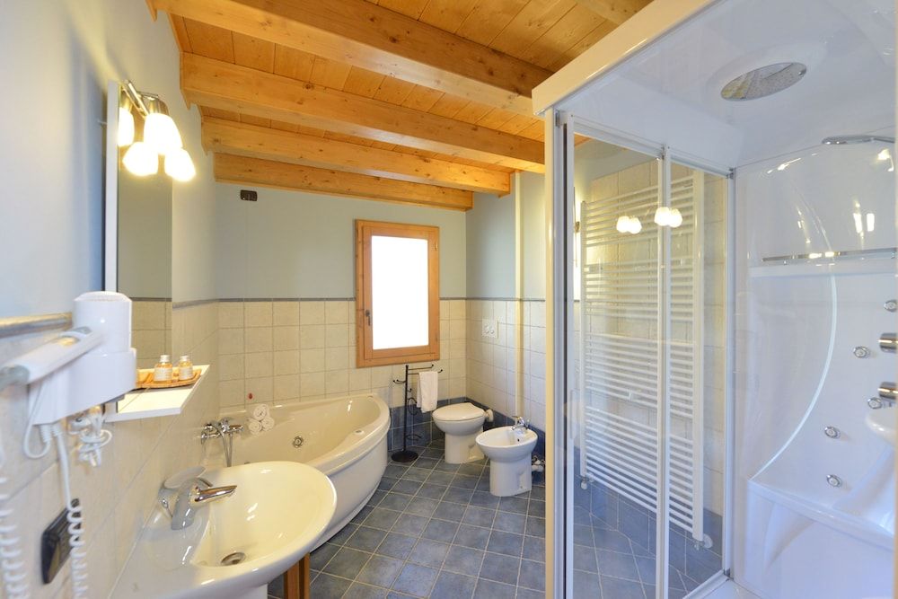 Hotel L'Espoir Quadruple Room 4