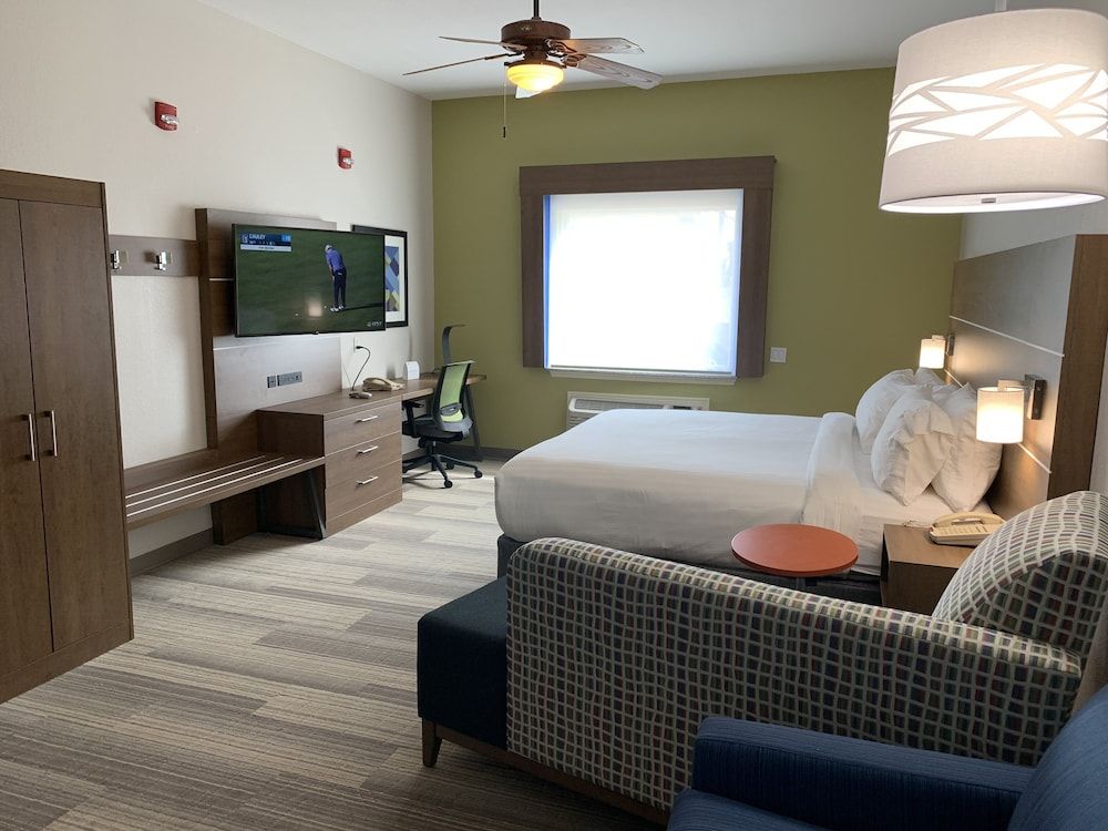 Suite, 1 King Bed, Accessible (Hearing, Bathtub)