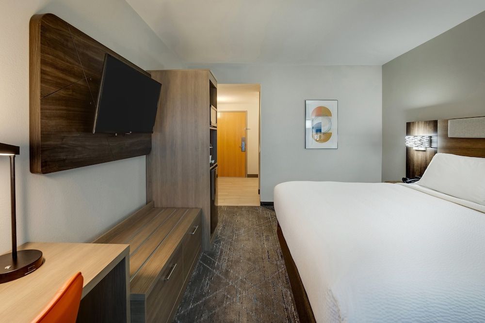 Standard Room, 1 King Bed, Accessible Bathtub (Mobility)