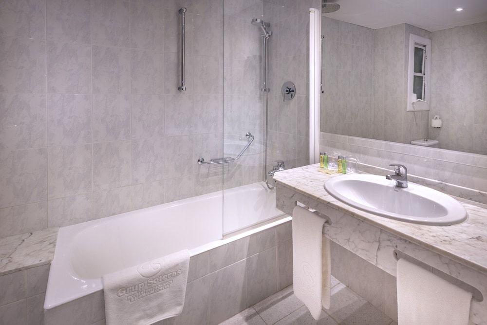 Hotel Ciudad de Castelldefels Quadruple Room 6