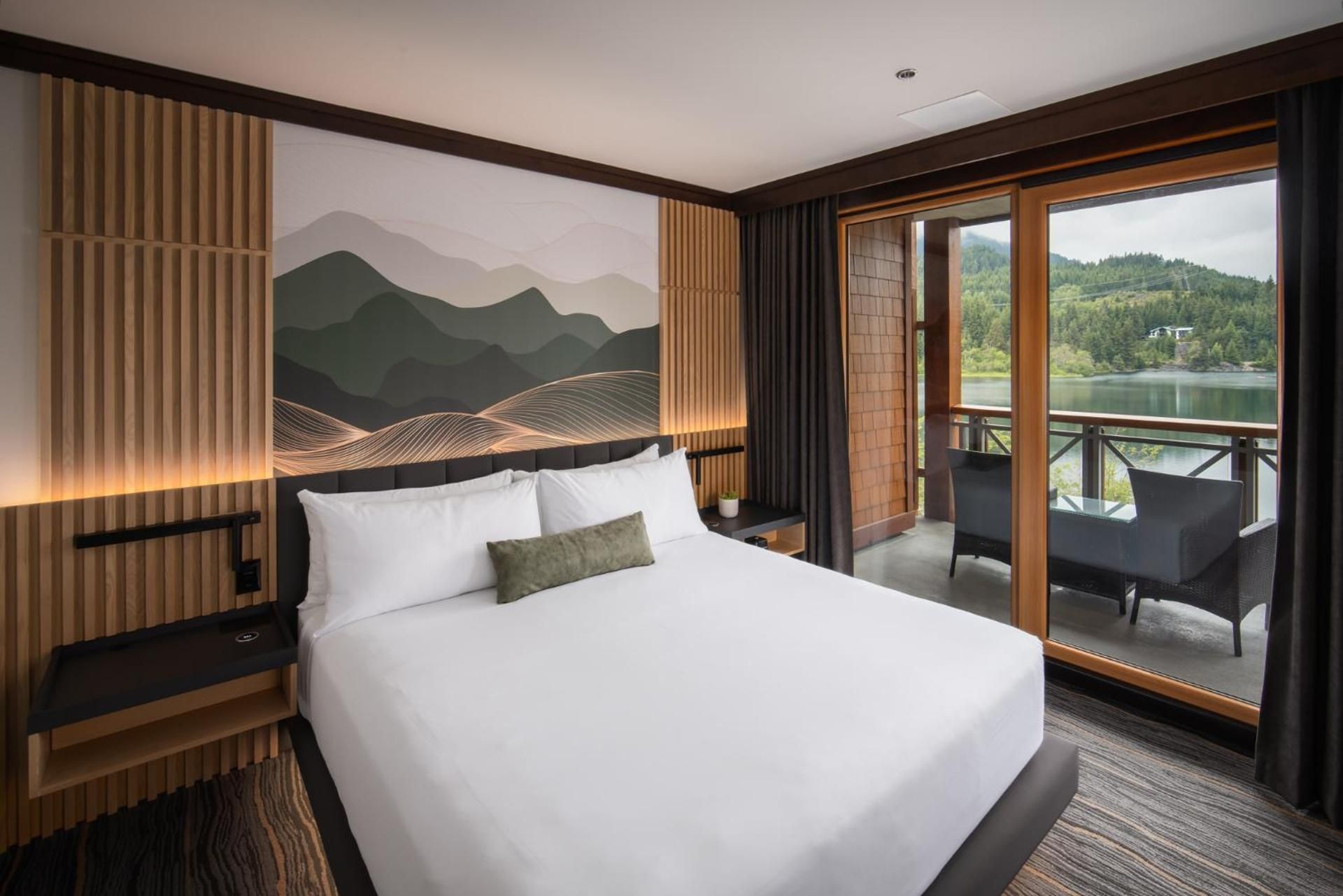 One-Bedroom Suite with Lake View