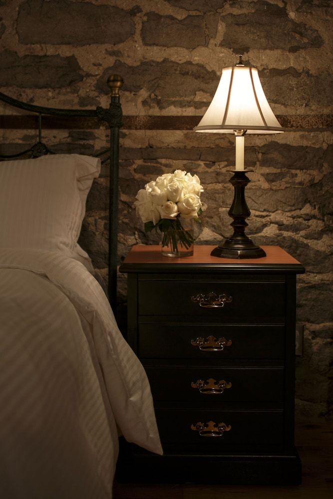 Auberge du Vieux-Port Deluxe Room, 1 Queen Bed (St Paul View) 4