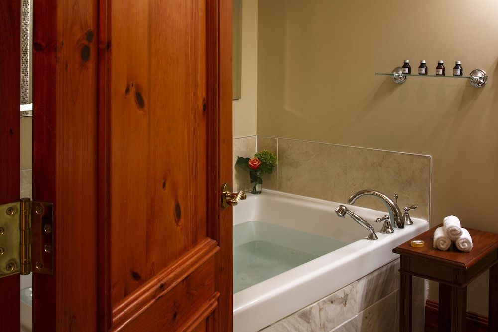 Deep soaking bathtub