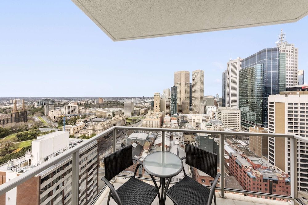 undefined Oaks Melbourne on Lonsdale Suites 10