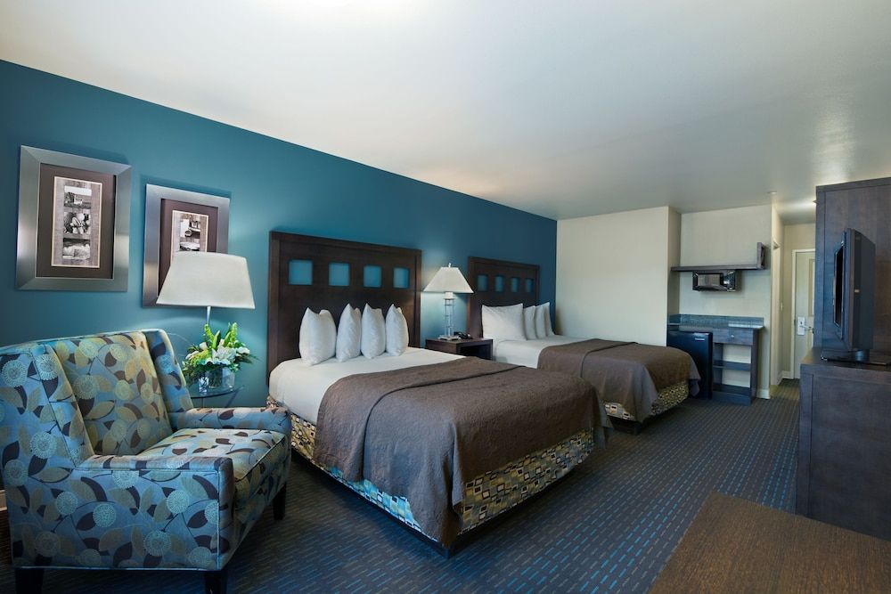 Oxford Suites Silverdale 2 Queen Suite 2