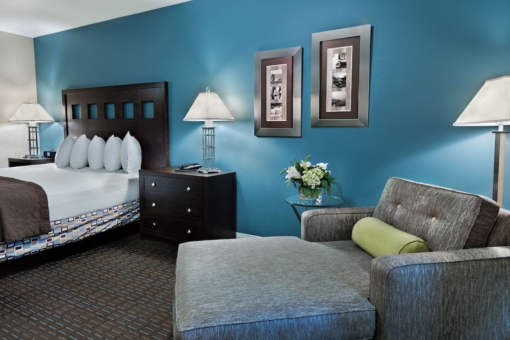 Oxford Suites Silverdale King Suite 2