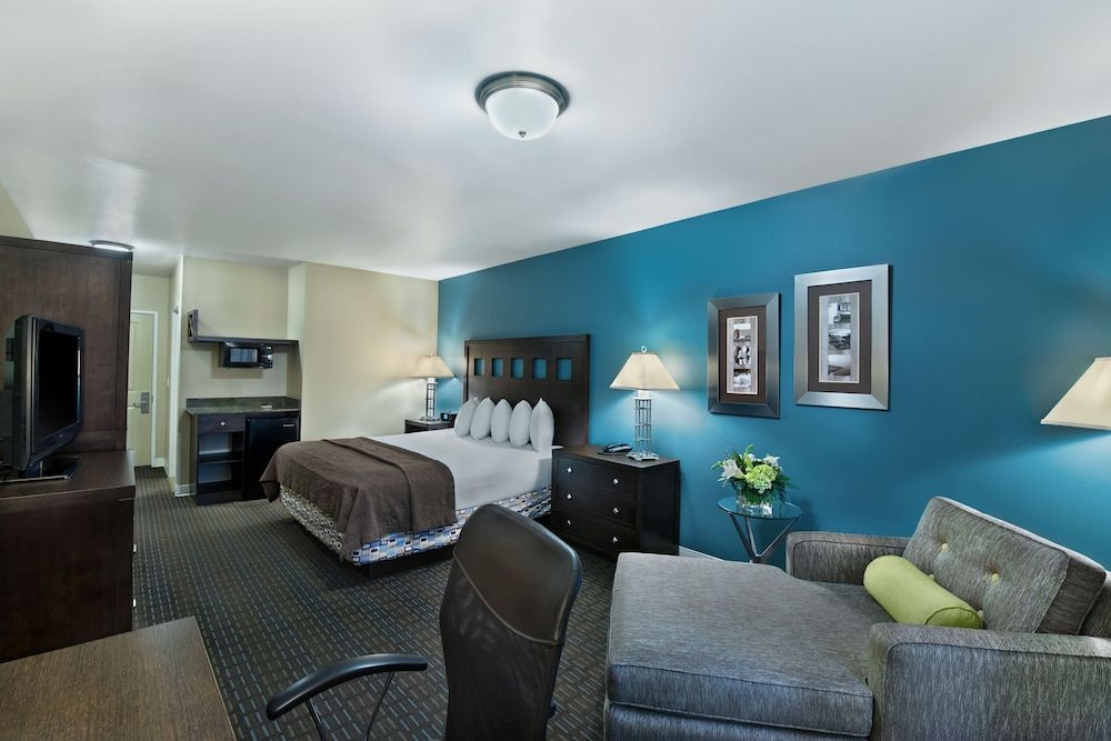 Oxford Suites Silverdale King Suite