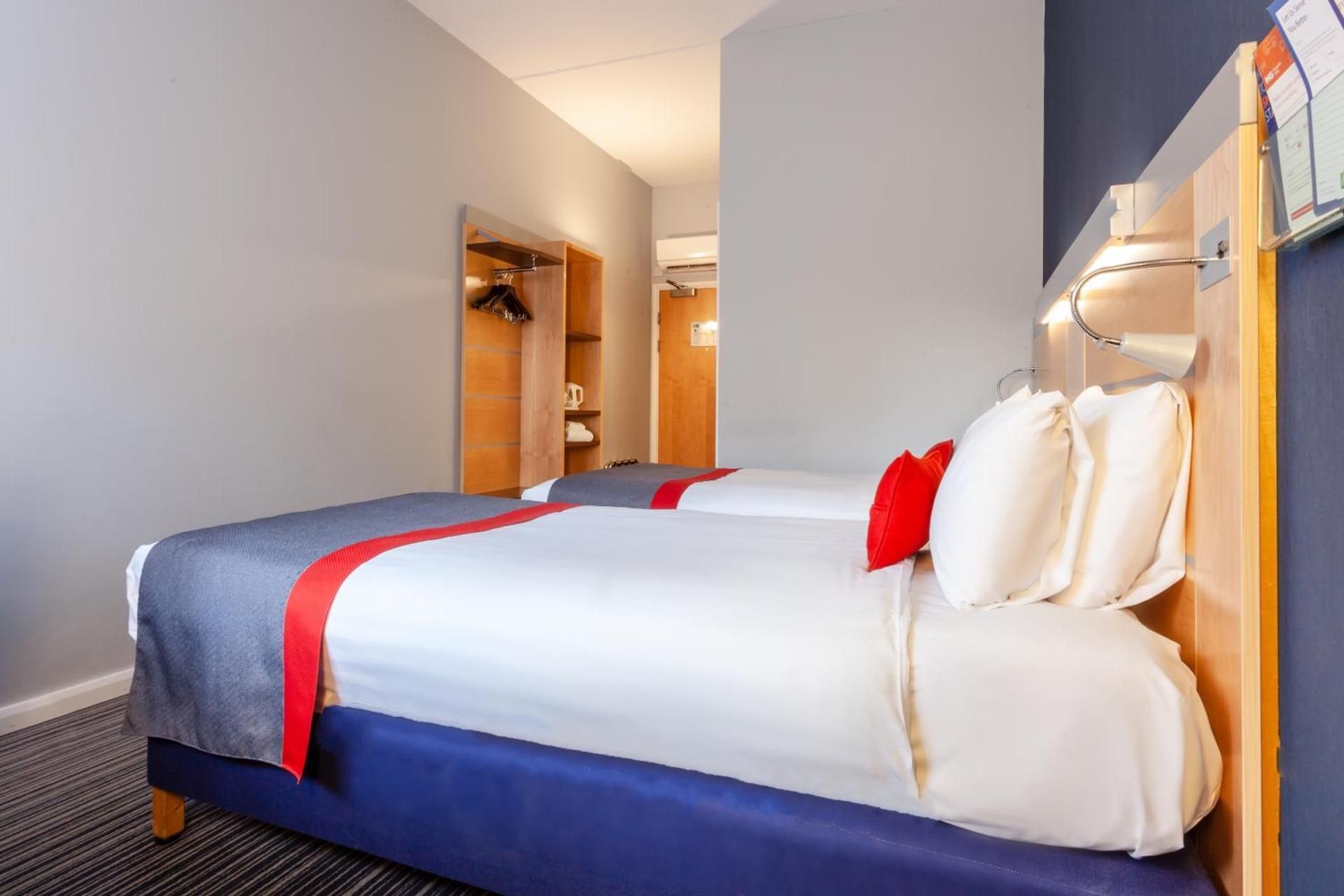 Standard Twin Room with Free Hot Breakfast - Accessible