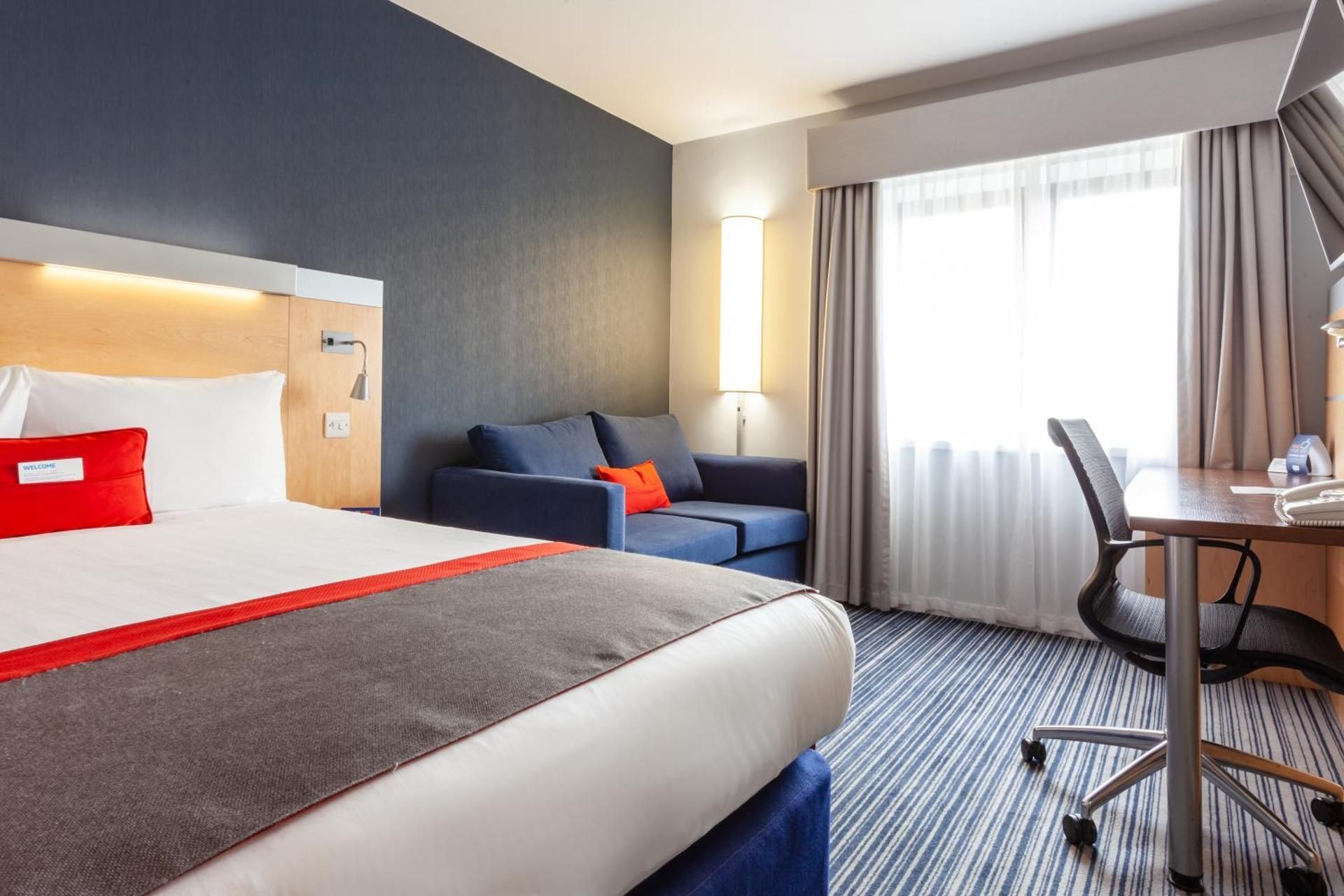 Holiday Inn Express Edinburgh – Royal Mile By IHG 1 Double Standard With Free Hot Breakfast 2