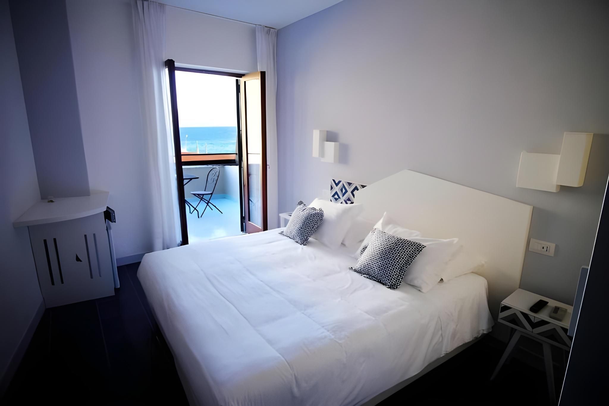 Double or Twin Room with Partial Sea View
