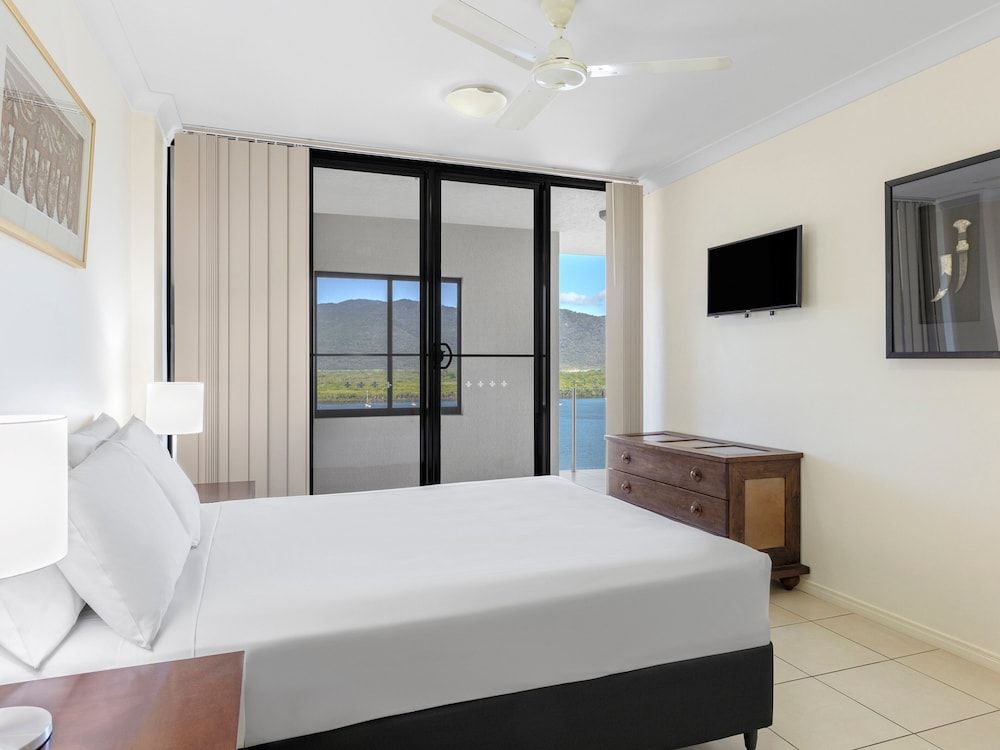 Piermonde Apartments - Cairns Three-Bedroom Apartment Water View 2