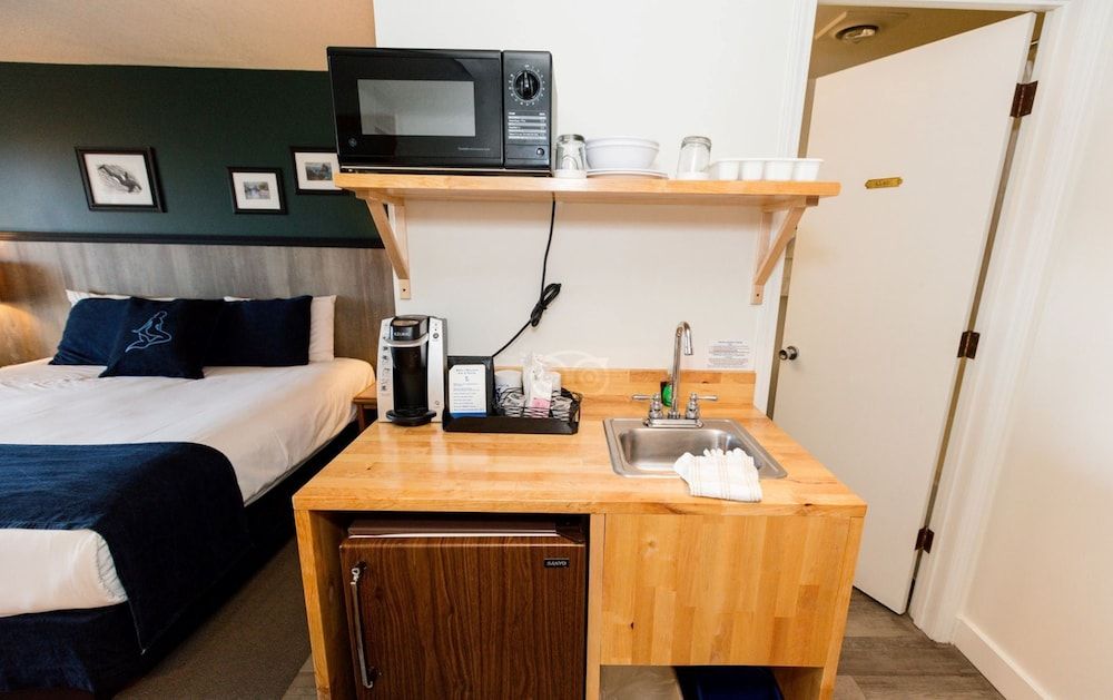 Surftides Lincoln City Courtyard King 4