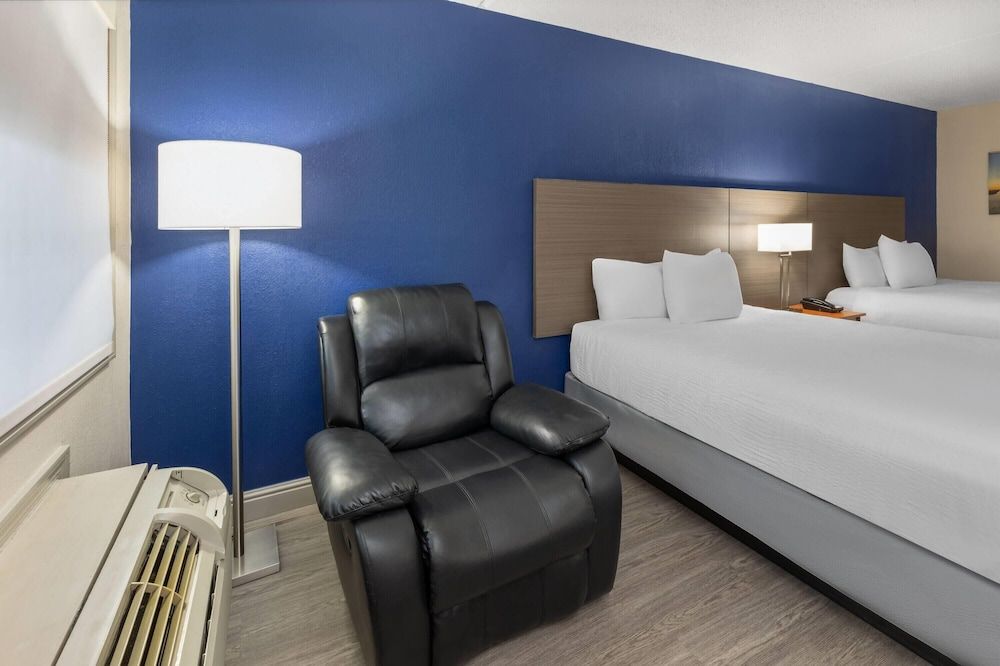 Room, 2 Queen Beds, Non Smoking (Mobility/Hearing, Roll-in shower)
