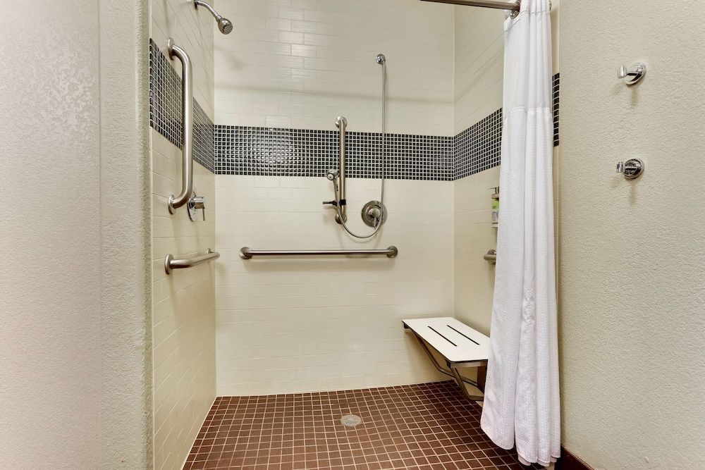 Best Western Plus University Inn & Suites Standard Room, 1 Queen Bed, Accessible, Non Smoking 3
