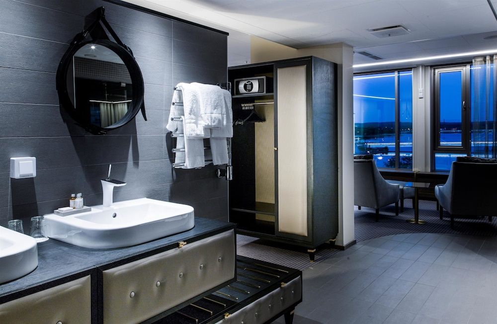 Best Western Plus John Bauer Hotel Design Suite, 1 King Bed, Non Smoking, Lake View 6