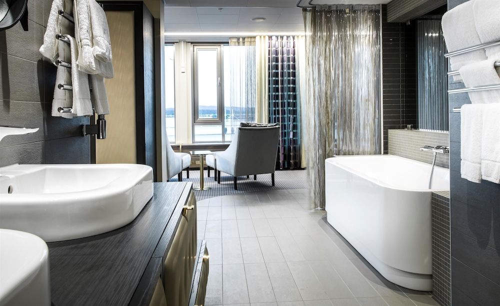 Best Western Plus John Bauer Hotel Design Suite, 1 King Bed, Non Smoking, Lake View 8