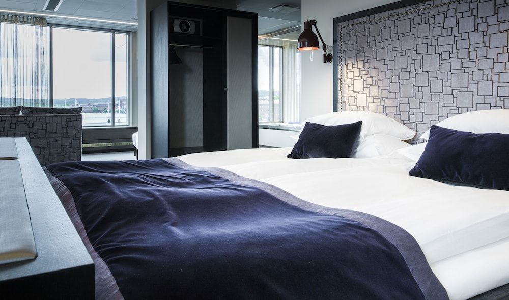 Best Western Plus John Bauer Hotel Design Suite, 1 King Bed, Non Smoking, Lake View 2