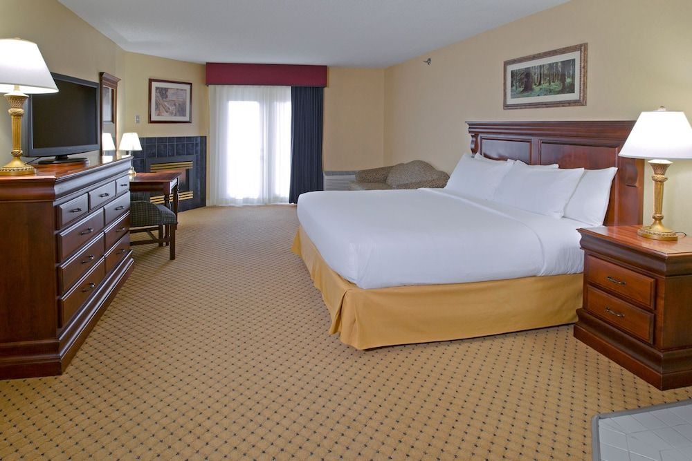 Hotel - Premier King with Fireplace, Hot Tub, Sleeper Sofa, River View