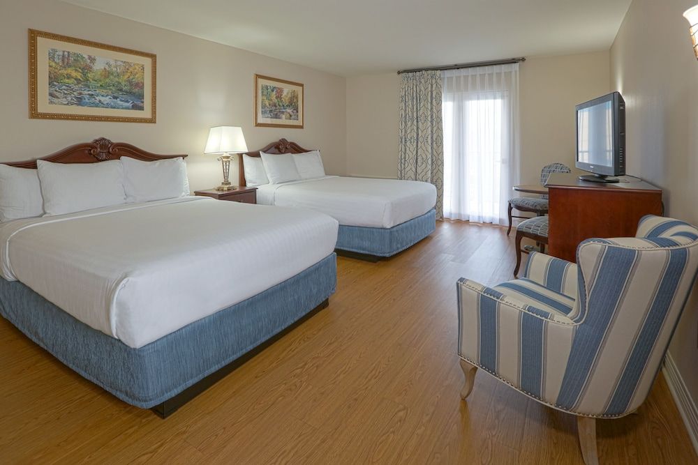 Inn - Deluxe Queen with Mountain and Water Park View