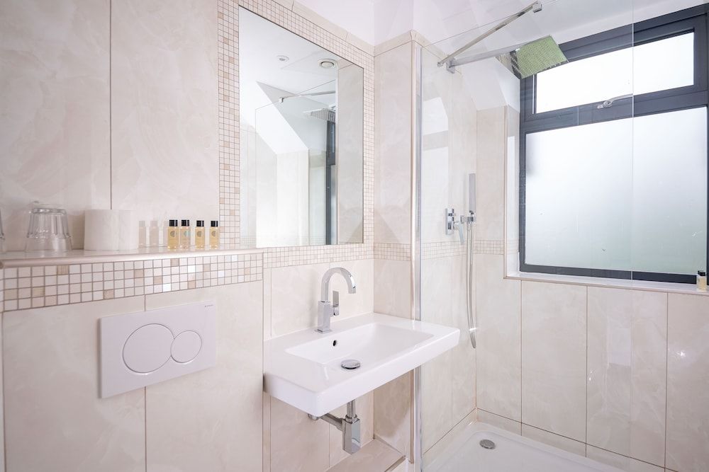 Guildford Manor Hotel & Spa Superior Double Room, Garden View 3