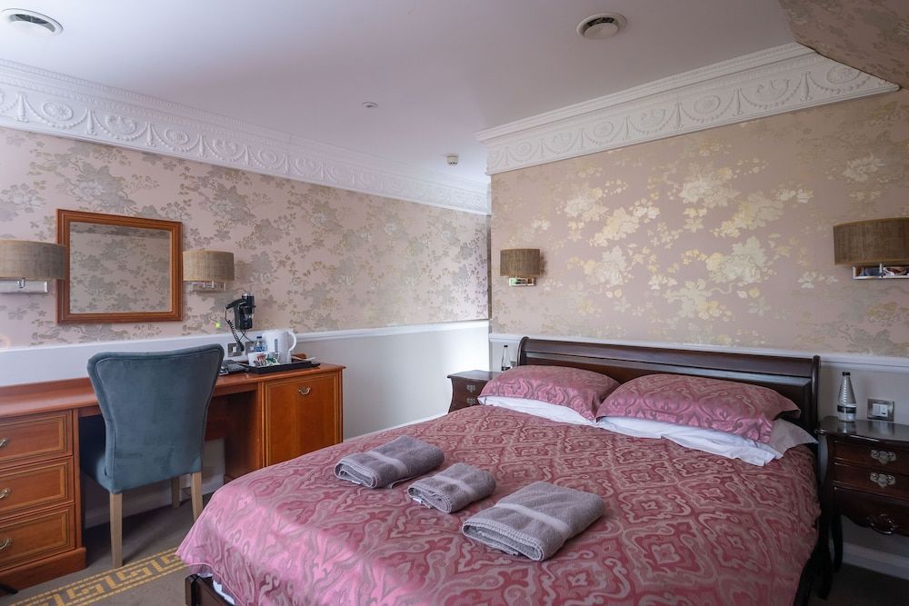 Guildford Manor Hotel & Spa Superior Double Room, Garden View 2