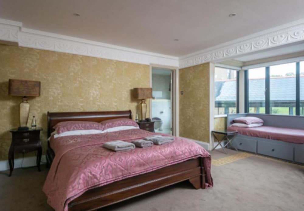 Guildford Manor Hotel & Spa Feature Room - Family 2