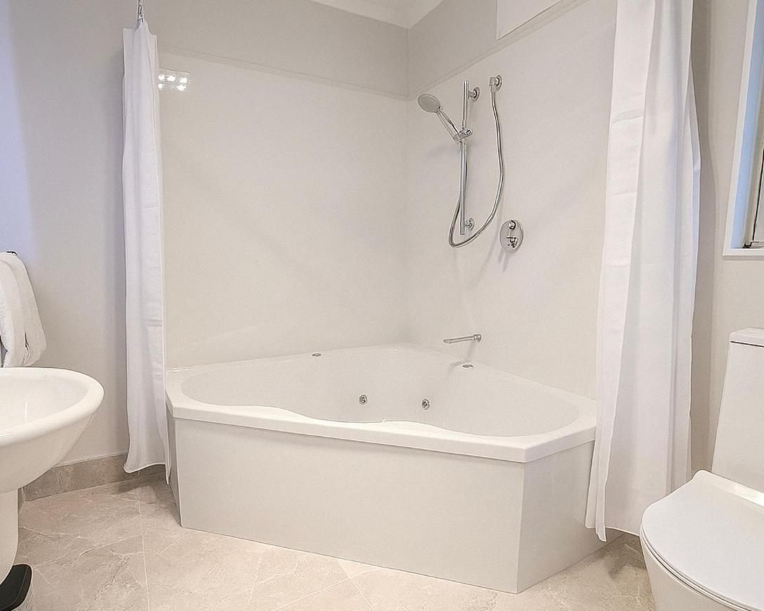 Deluxe One-Bedroom Suite with Bathtub