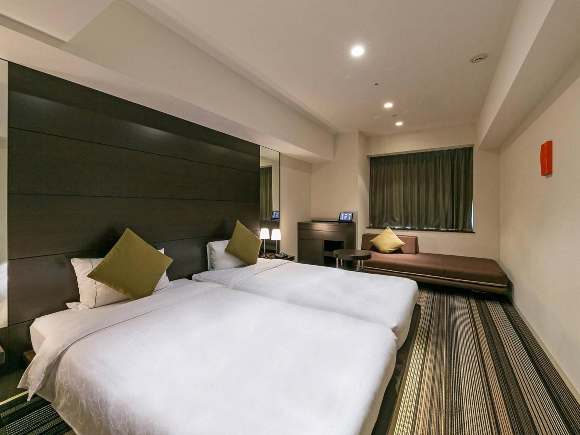 Executive Deluxe Corner Twin Room - Non-Smoking