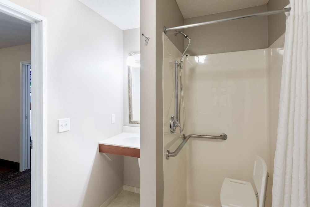 Grandstay Residential Suites Hotel - Sheboygan Suite, 2 Bedrooms, Mobility Accessible, Non Smoking 2