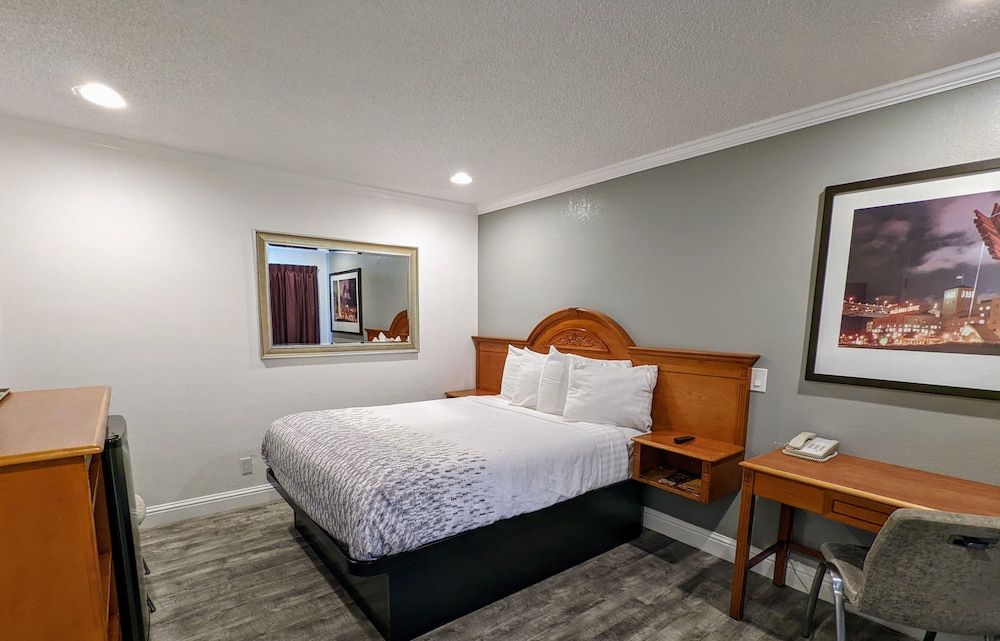 Deluxe Inn Standard Room, 1 Queen Bed 2