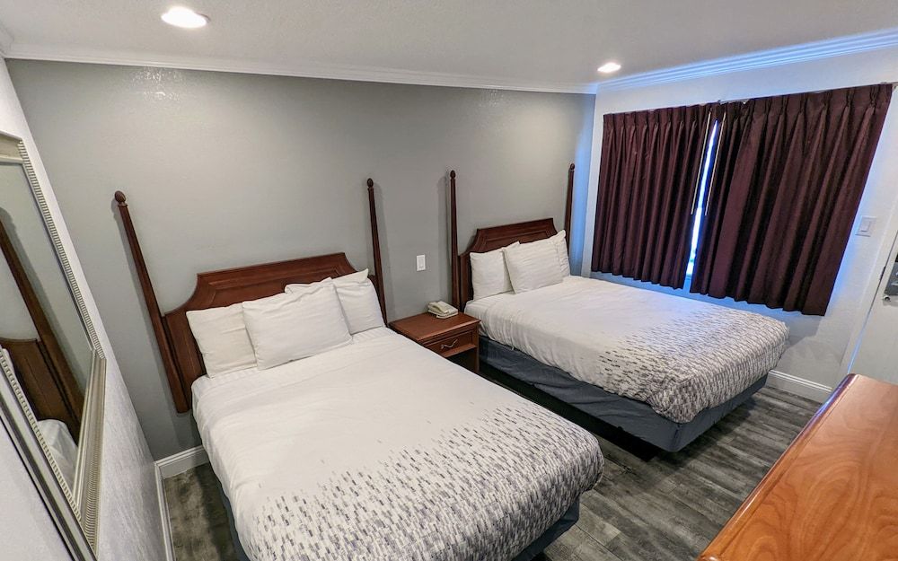 Deluxe Inn Standard Double Room 8