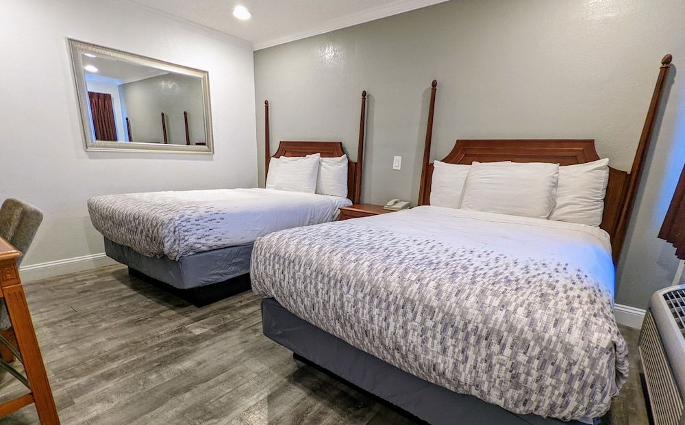 Deluxe Inn Standard Double Room 5