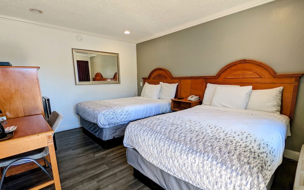 Deluxe Inn Standard Double Room 3