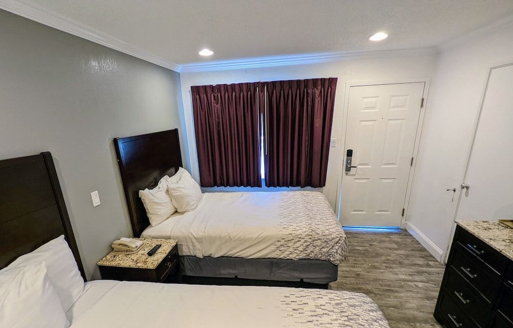 Deluxe Inn Standard Double Room 7