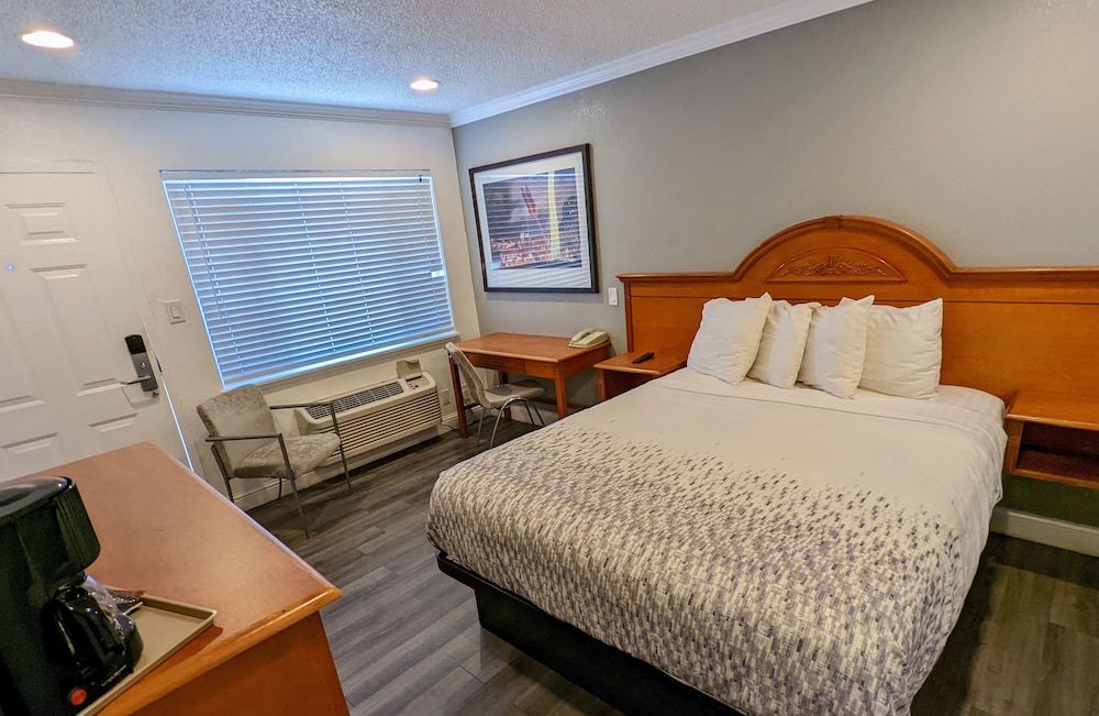 Deluxe Inn Standard Room, 1 Queen Bed 8