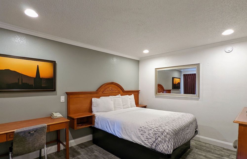 Deluxe Inn Standard Room, 1 Queen Bed 6