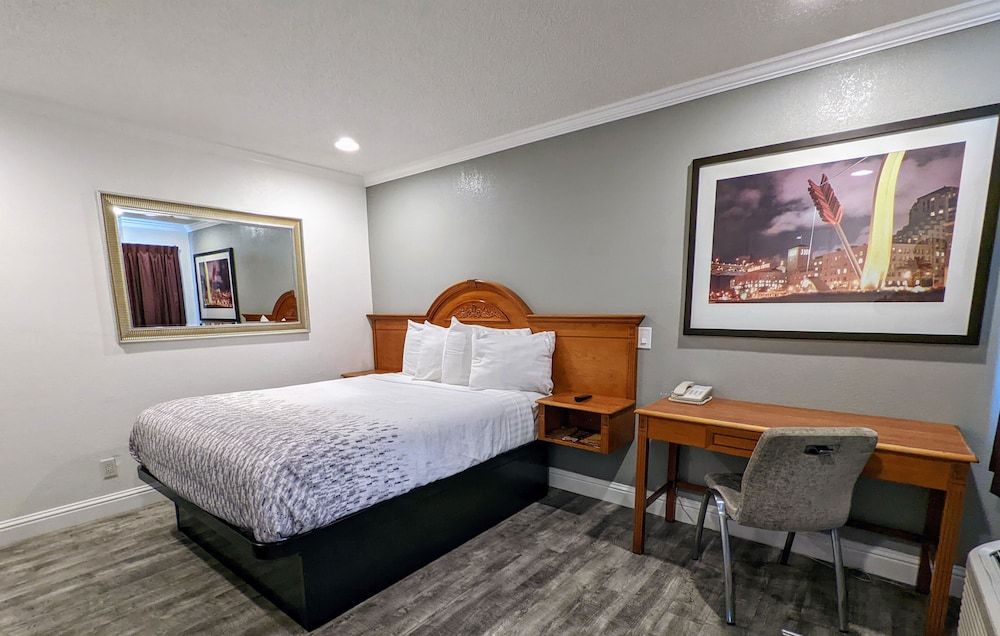 Deluxe Inn Standard Room, 1 Queen Bed